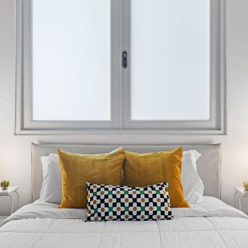 Soft glow, soft pillows – the perfect recipe for a cozy reading nook.