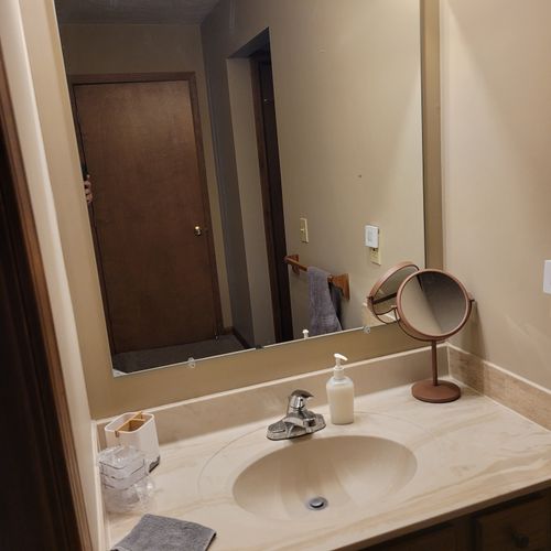 FULL BATHROOM #1 (MAIN FLOOR):  Full bathroom with a jetted tub that is the private ensuite bathroom for Bedroom #1.