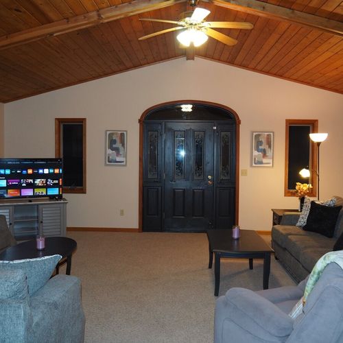 Living room:  large and comfy living room with a ceiling fan, lots of comfy seating, two coffee tables, live streaming television with roku, and a wet bar.