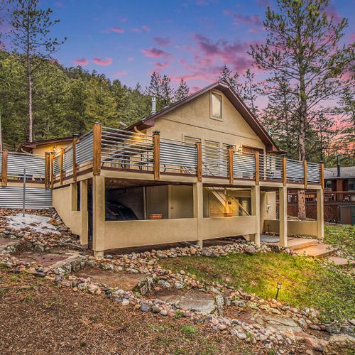 Disconnect and recharge in this peaceful, pine-framed retreat.