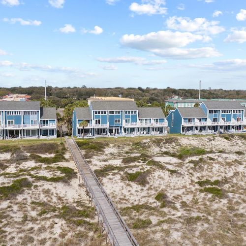 Spend the day in paradise! Walk down to the beach and soak up the sun.