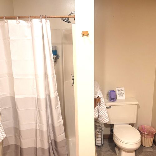 FULL BATHROOM #1 (MAIN FLOOR):  Full bathroom with a jetted tub that is the private ensuite bathroom for Bedroom #1.