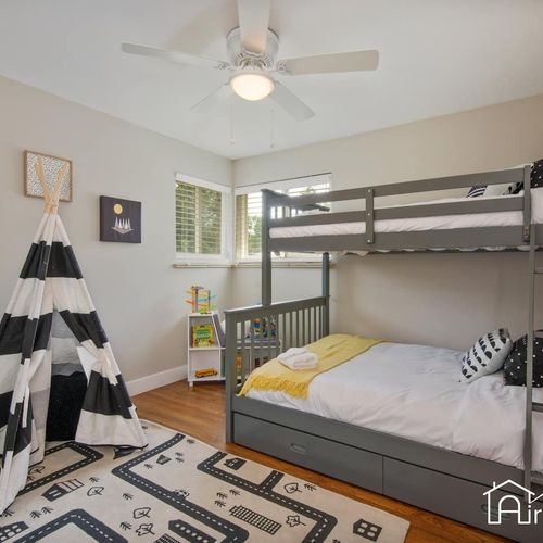 Keep the kids entertained in the themed bunk room, complete with a twin over queen bunk bed, teepee, and plenty of books and toys.
