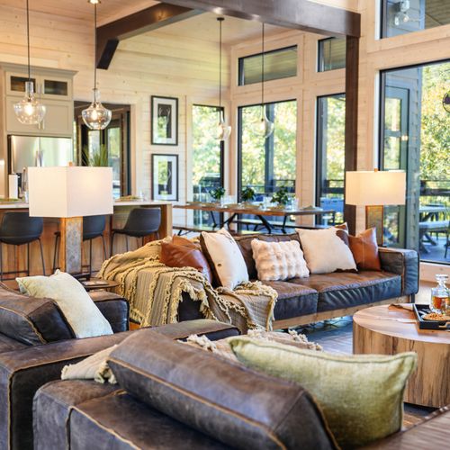 At Glass and Timber high-end furnishings and warm, modern design create an atmosphere that is both elevated and irresistibly cozy.