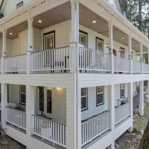 A four-person hot tub tucked under the wrap-around deck makes so much sense in the rainy northwest.