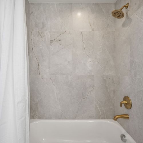 Bathroom w/ tub