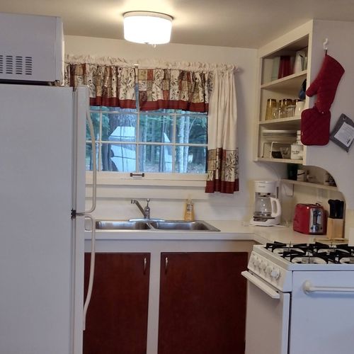 Kitchen:  the cabin has a modern and fully-functional kitchen with a refrigerator, sink, gas range, and a good collection of cooking and dining utensils.