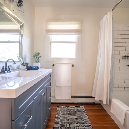 Full bathroom next to both bedrooms