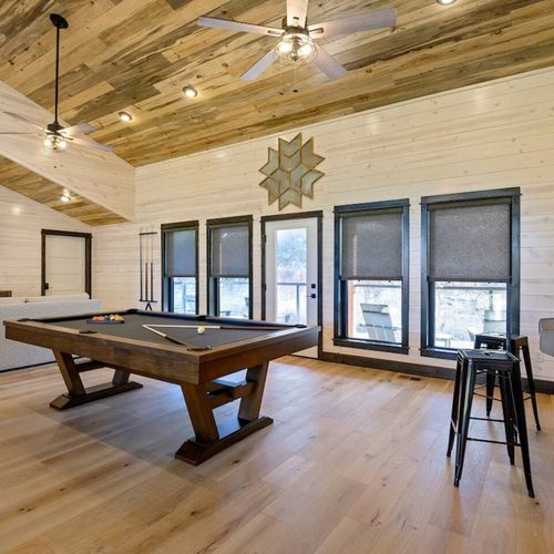 Upstairs loft/game room packed with entertainment