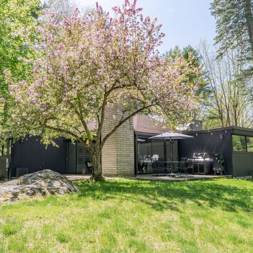 Enjoy the patio, immersed in the beauty of nature.