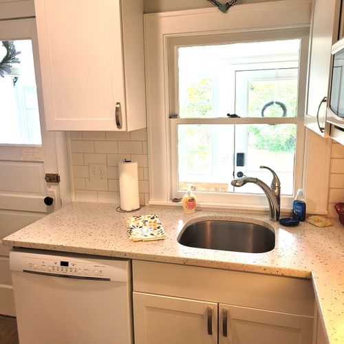 KITCHEN:  The cottage has a full kitchen with all appliances including a dishwasher.