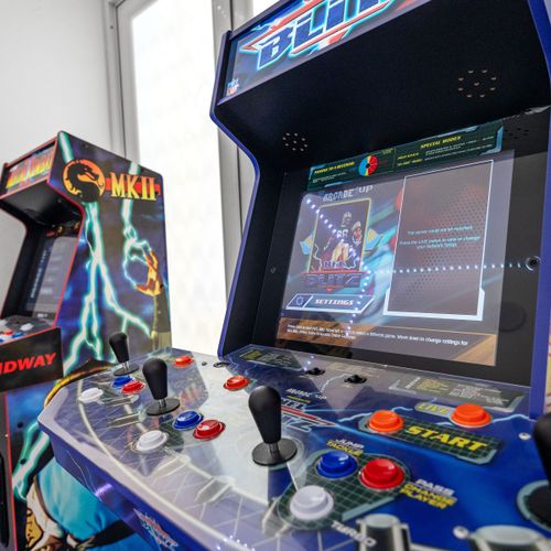 Nuestro espacio cuenta con juegos icónicos como Mortal Kombat II y Street Fighter, lo que garantiza diversión y entretenimiento sin fin durante tu estadía.