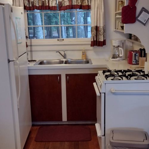 Kitchen:  the cabin has a modern and fully-functional kitchen with a refrigerator, sink, gas range, and a good collection of cooking and dining utensils.