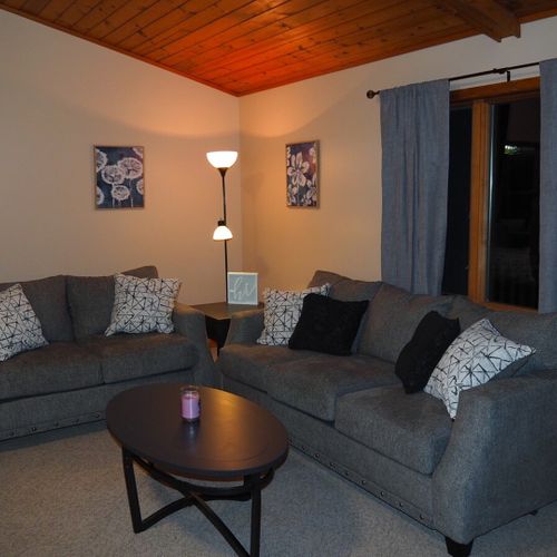 Living room:  large and comfy living room with a ceiling fan, lots of comfy seating, two coffee tables, live streaming television with roku, and a wet bar.