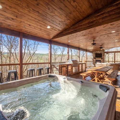 8 person hot tub with all the best views!