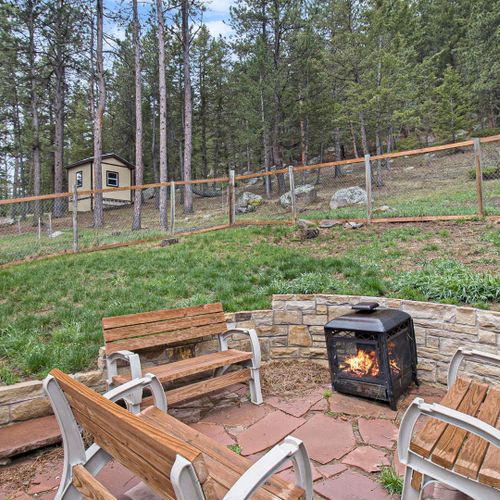 Forest surrounds this rustic escape—quiet, private, serene.