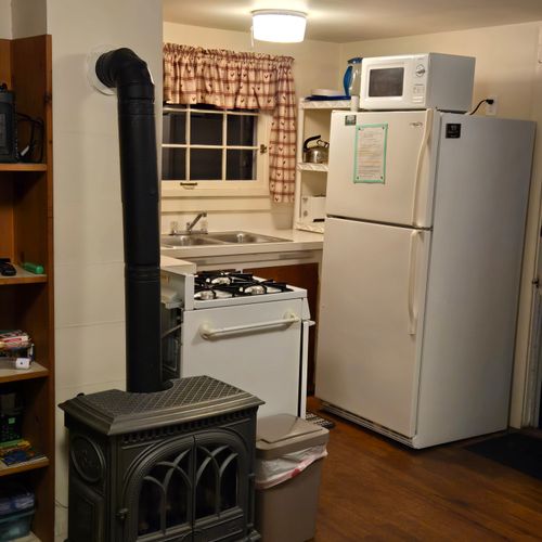 Kitchen:  the cabin has a modern and very functional kitchen with a refrigerator, gas range, sink, countertop, coffee maker, and a good collection of cooking and dining utensils.