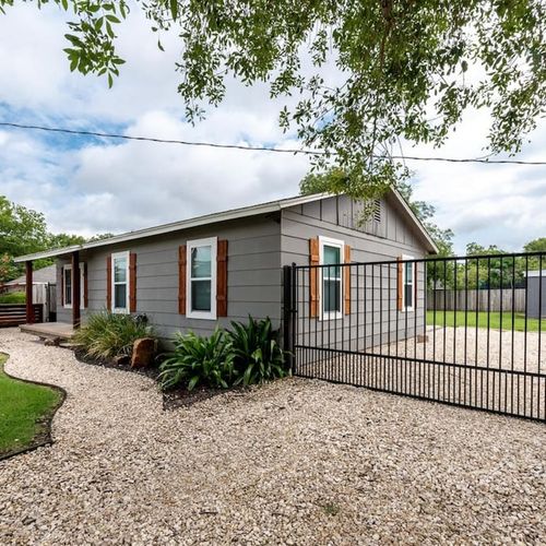 The Baylor House - located just 2 miles from everything Magnolia and downtown Waco.  Right in the heart of Baylor!