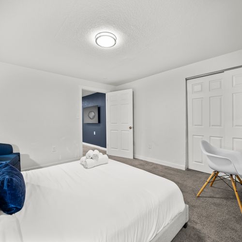 Airy bedroom featuring clean lines, cozy textures, and a relaxing atmosphere.