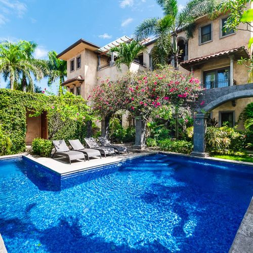 Enjoy the sunny Langosta Beach weather while taking a refreshing dip in the shared swimming pool, just steps from the ocean and perfect for families or friends