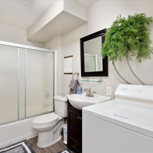 Make use of the convenient laundry facilities in the downstairs bathroom with a washer and dryer.