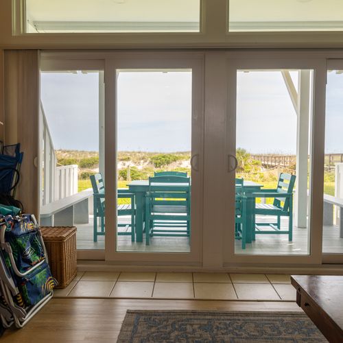 Minimalist design in white and glass mirrors the sea’s calm, open expanse.