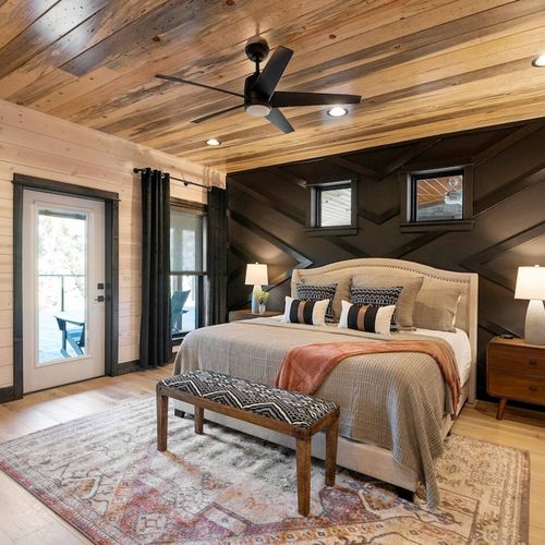 Main level Maser Suite + direct access to the deck.