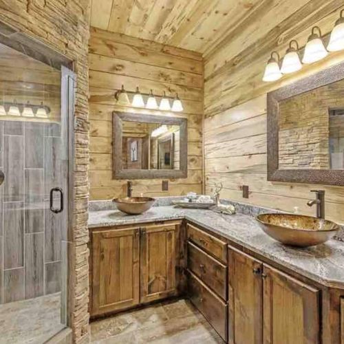 Private bathroom attached to Master Suite 4.