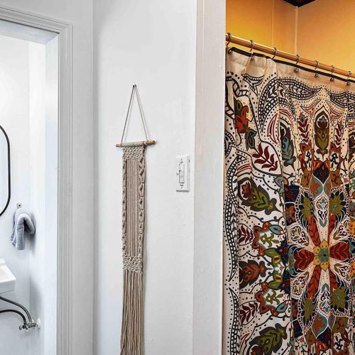Clean, well-organized bathroom w/ everything you need.