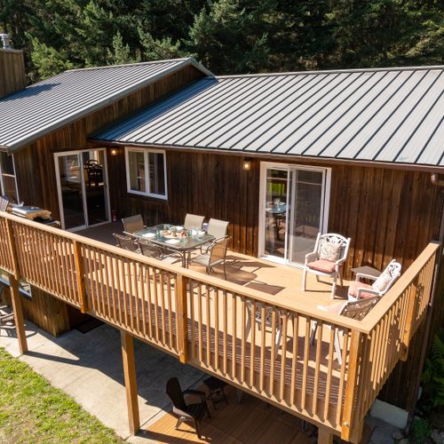 Large outdoor living area for meals and birdwatching.