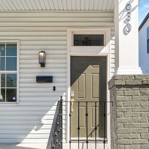 Inviting side entrance w/ steps leading up to the front door.
