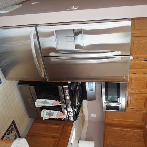 Ktichen:  there is a modern and convenient kitchen with appliances except for a dishwasher.