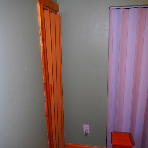 Bedroom #1:  very cute master bedroom features a queen-size bed, nightstand, lamp, ceiling fan, stool, mirror, and a closet.
