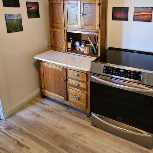 KITCHEN:  Full kitchen with all appliances except for a dishwasher.