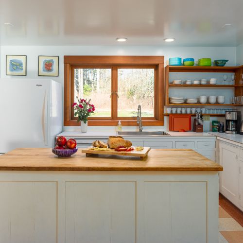 Well-equipped kitchen with everything you need for meals at home.