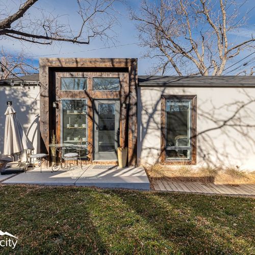 The carriage house is a private and separate unit located in the backyard of the main house, with its own entrance and outdoor area. Guests can easily park on the street in front of the property.
