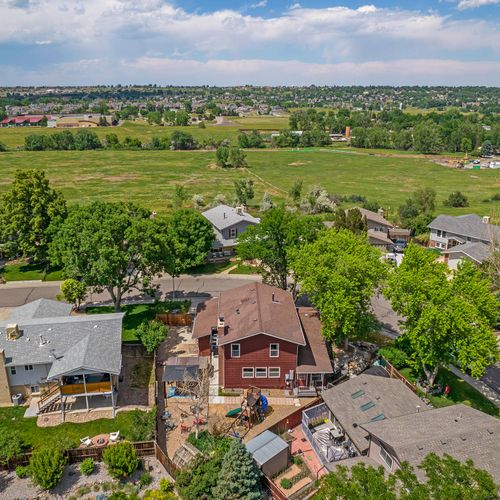 The drone reveals a tranquil and safe neighborhood, ideal for families, with tree-lined streets, well-kept homes, and a peaceful atmosphere that fosters a sense of security and community.