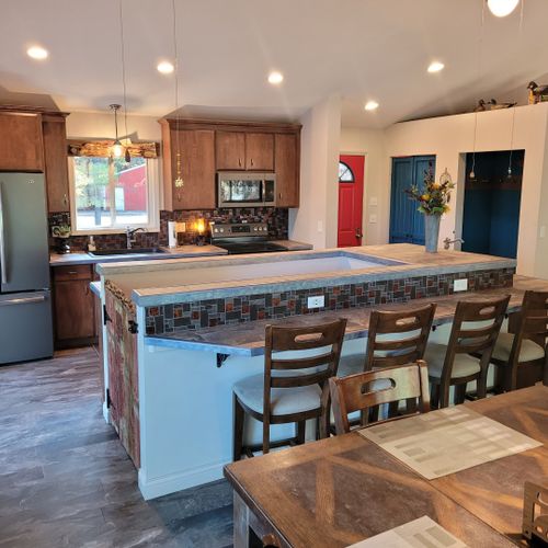 Kitchen (second floor):  the lodge has a full kitchen with all appliances including a dishwasher.