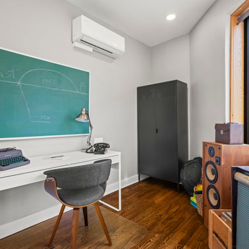 Practical workspace with plenty of light and a refreshing design.