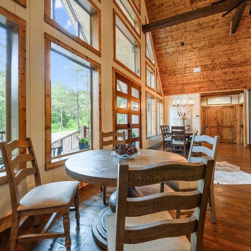 4 additional seats at a separate dining table.