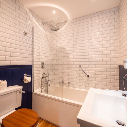 En-suite bathroom to master bedroom.