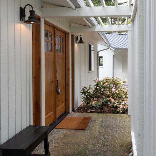 Private entry with seating