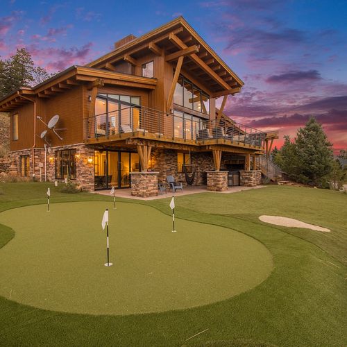 With the rocky mountain sunset as your backdrop, sink putts like a pro on our exclusive putting green.