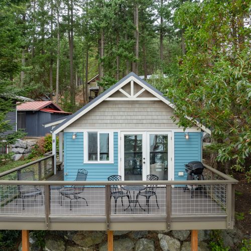 Large deck for dining 'alfresco'.