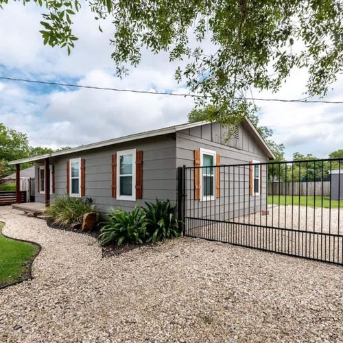 The Baylor House - located just 2 miles from everything Magnolia and downtown Waco.  Right in the heart of Baylor!