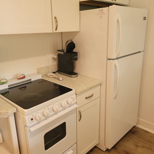 KITCHEN:  The cottage has a full kitchen with all appliances including a dishwasher.