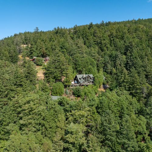 A quiet neighborhood on the side of Buck Mountain yet just a few mintutes to Moran State Park or Eastsound.