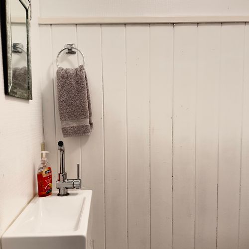 Fresh towels ready and everyday essentials stocked—soap, shampoo, and body wash—so you can settle in comfortably without unpacking a thing.