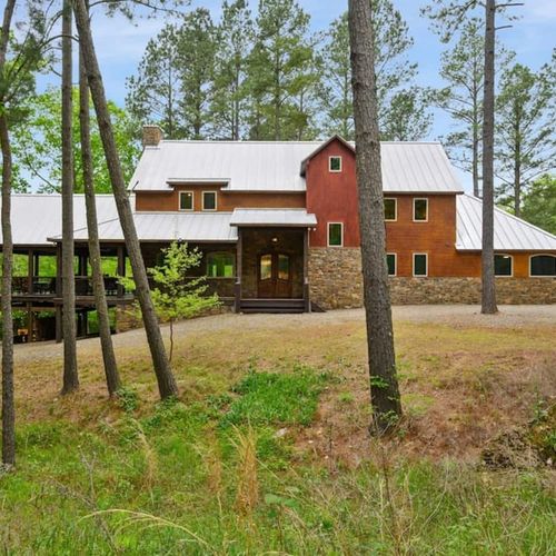 The Drake- Private creek side retreat that sleeps 20!