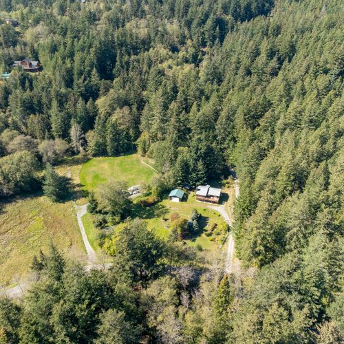 Nestled in a quiet neighborhood near the Doe Bay Resort and Obstruction Pass State Park.